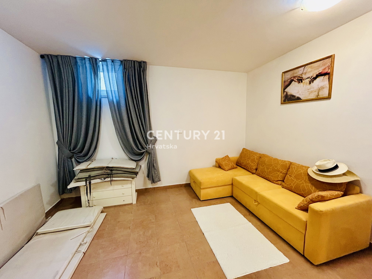 NOVIGRAD, PERIFERIA, VILLA DUPLEX A SOLI 150 METRI DALLA SPIAGGIA E DAL MARE
