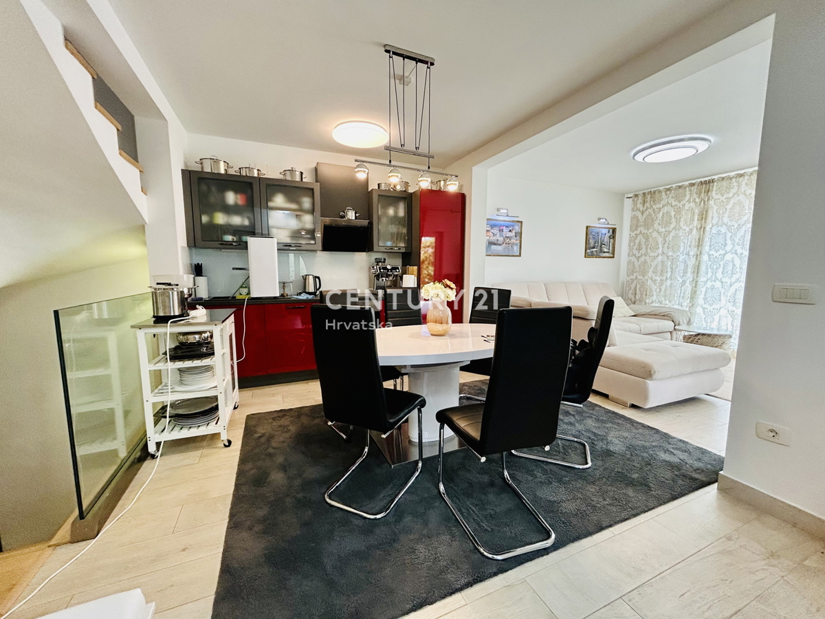 NOVIGRAD, PERIFERIA, VILLA DUPLEX A SOLI 150 METRI DALLA SPIAGGIA E DAL MARE