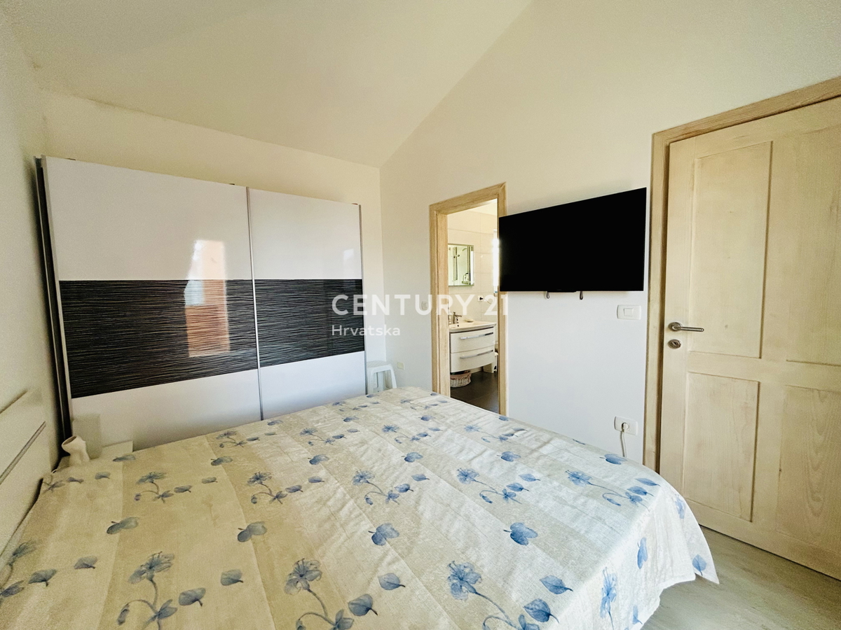 NOVIGRAD, PERIFERIA, VILLA DUPLEX A SOLI 150 METRI DALLA SPIAGGIA E DAL MARE