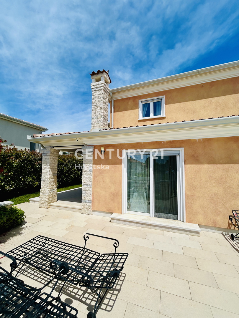 NOVIGRAD, PERIFERIA, VILLA DUPLEX A SOLI 150 METRI DALLA SPIAGGIA E DAL MARE
