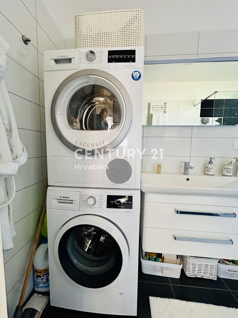 NOVIGRAD, PERIFERIA, VILLA DUPLEX A SOLI 150 METRI DALLA SPIAGGIA E DAL MARE