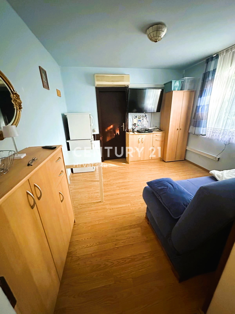 POREČ, APPARTAMENTO IN VENDITA A 50 M DAL MARE, OCCASIONE