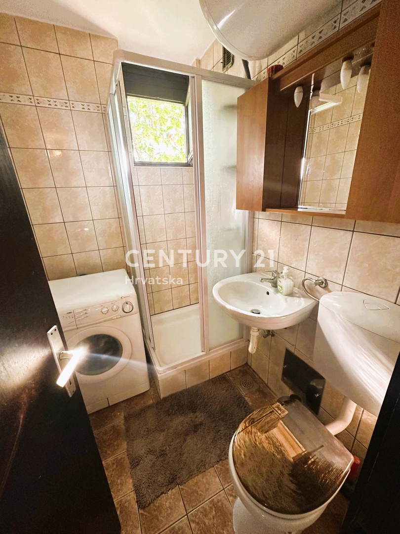 POREČ, APPARTAMENTO IN VENDITA A 50 M DAL MARE, OCCASIONE