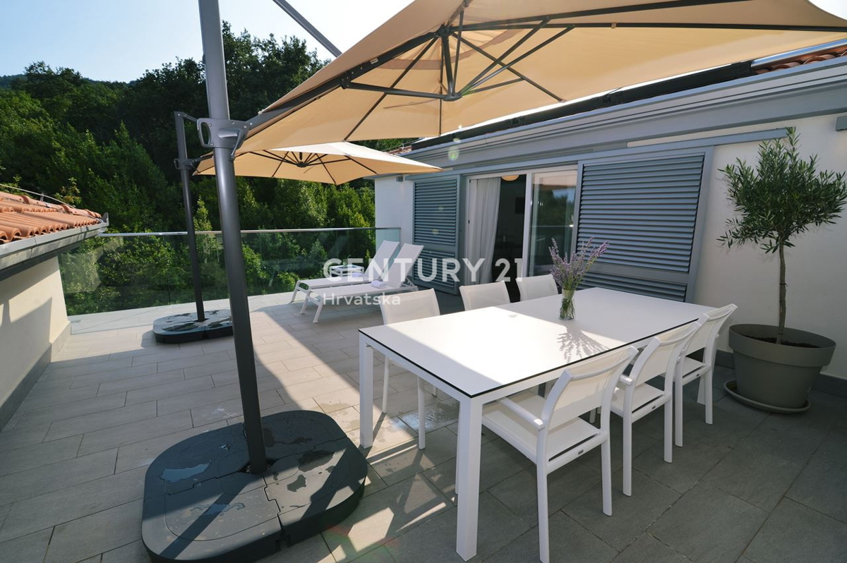 OPATIJA, LOVRAN, APPARTAMENTO SU TRE PIANI CON VISTA MARE E DUE TERRAZZE, A 100 M DALLA SPIAGGIA E 800 M DAL CENTRO STORICO DELLA CITTÀ