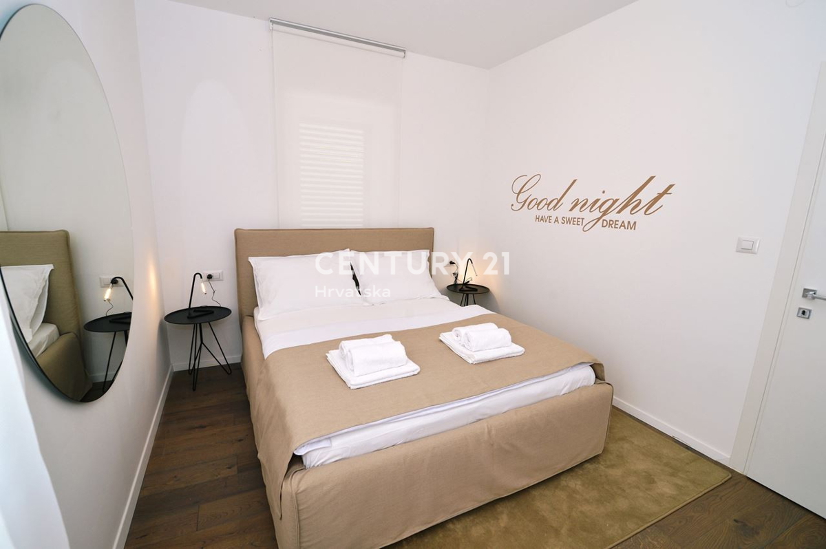 OPATIJA, LOVRAN, APPARTAMENTO SU TRE PIANI CON VISTA MARE E DUE TERRAZZE, A 100 M DALLA SPIAGGIA E 800 M DAL CENTRO STORICO DELLA CITTÀ