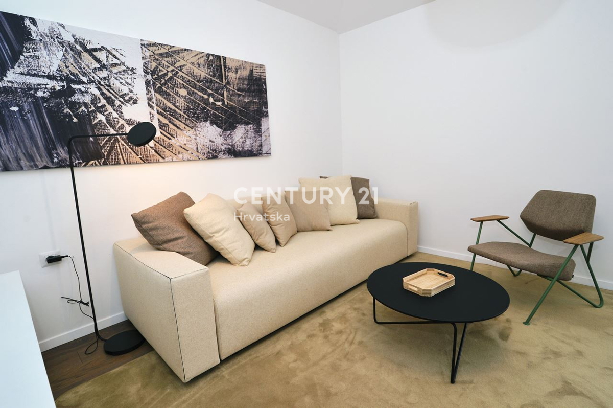 OPATIJA, LOVRAN, APPARTAMENTO SU TRE PIANI CON VISTA MARE E DUE TERRAZZE, A 100 M DALLA SPIAGGIA E 800 M DAL CENTRO STORICO DELLA CITTÀ