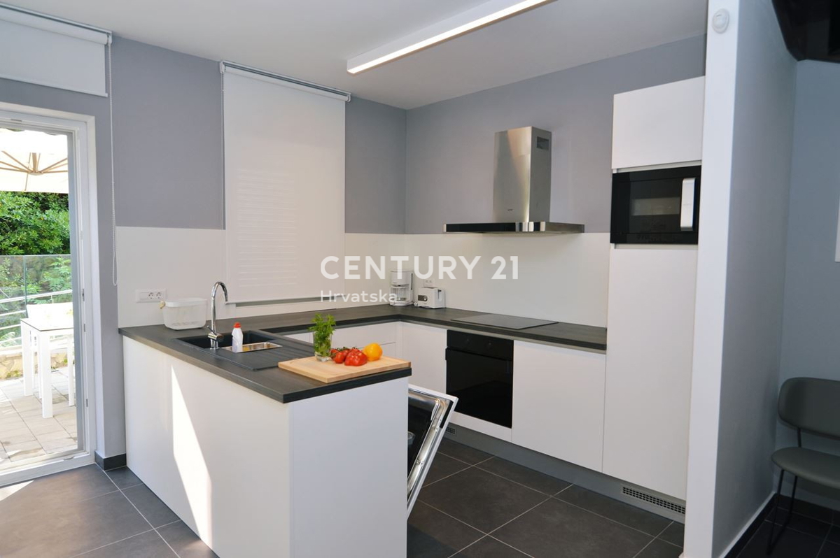 OPATIJA, LOVRAN, APPARTAMENTO SU TRE PIANI CON VISTA MARE E DUE TERRAZZE, A 100 M DALLA SPIAGGIA E 800 M DAL CENTRO STORICO DELLA CITTÀ