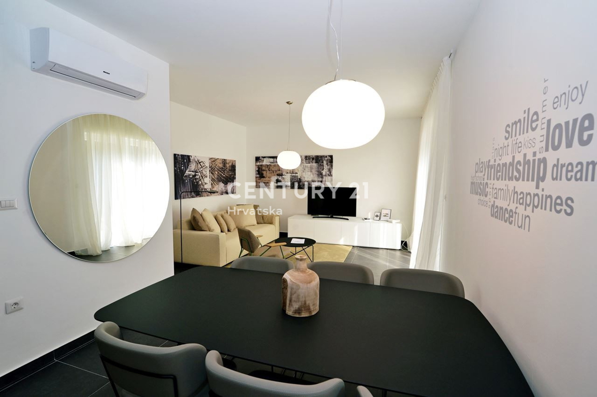 OPATIJA, LOVRAN, APPARTAMENTO SU TRE PIANI CON VISTA MARE E DUE TERRAZZE, A 100 M DALLA SPIAGGIA E 800 M DAL CENTRO STORICO DELLA CITTÀ