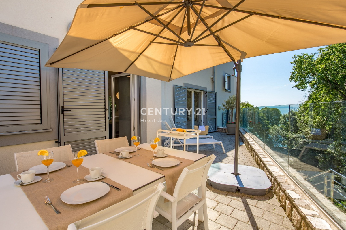 OPATIJA, LOVRAN, APPARTAMENTO SU TRE PIANI CON VISTA MARE E DUE TERRAZZE, A 100 M DALLA SPIAGGIA E 800 M DAL CENTRO STORICO DELLA CITTÀ