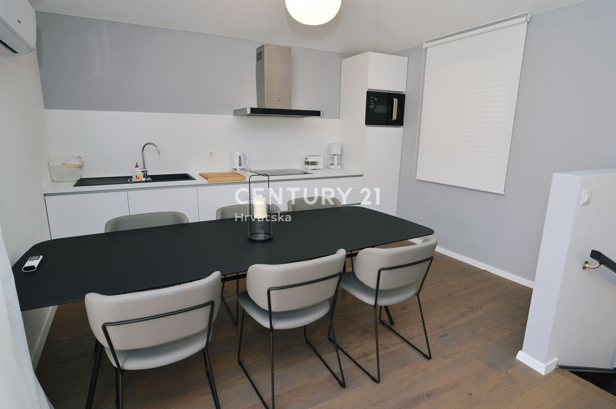 OPATIJA, LOVRAN, APPARTAMENTO SU TRE PIANI CON VISTA MARE E DUE TERRAZZE, A 100 M DALLA SPIAGGIA E 800 M DAL CENTRO STORICO DELLA CITTÀ