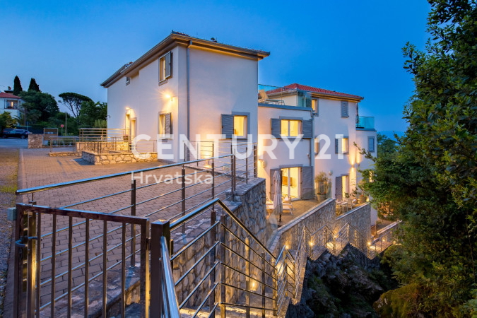 OPATIJA, LOVRAN, APPARTAMENTO SU TRE PIANI CON VISTA MARE E DUE TERRAZZE, A 100 M DALLA SPIAGGIA E 800 M DAL CENTRO STORICO DELLA CITTÀ