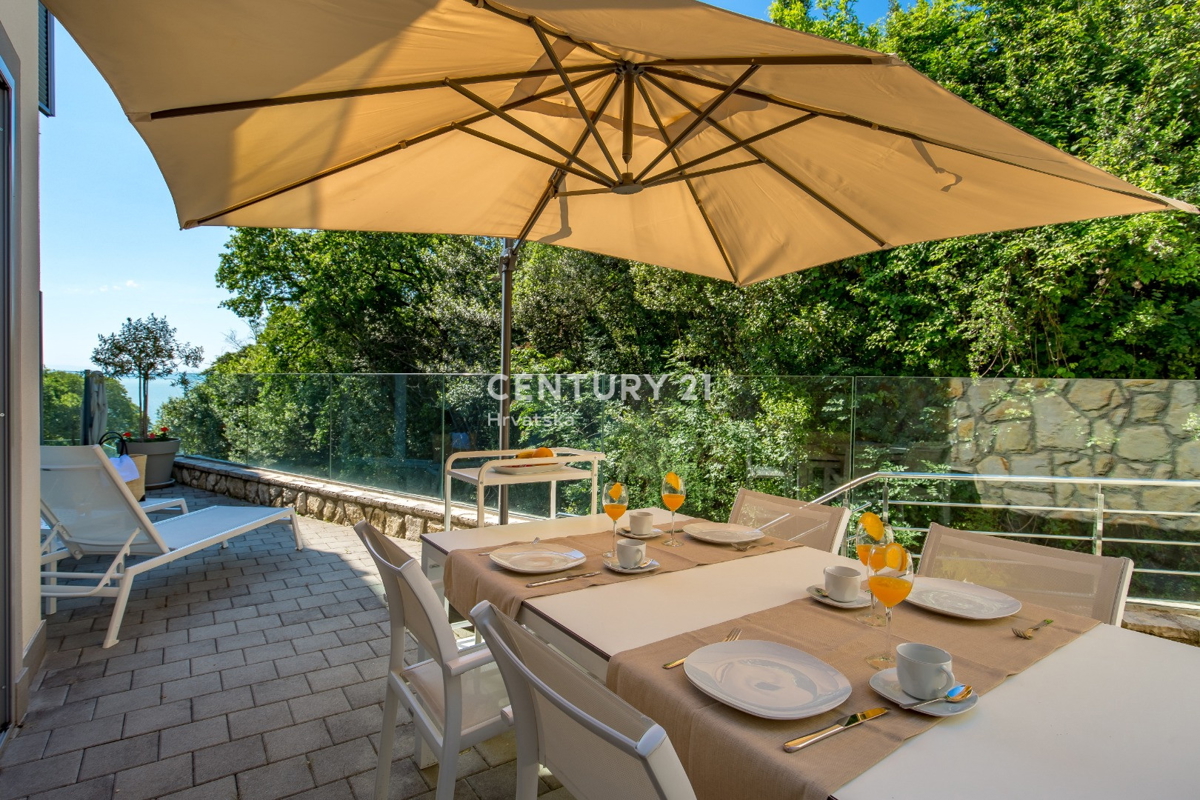 OPATIJA, LOVRAN, APPARTAMENTO SU TRE PIANI CON VISTA MARE E DUE TERRAZZE, A 100 M DALLA SPIAGGIA E 800 M DAL CENTRO STORICO DELLA CITTÀ