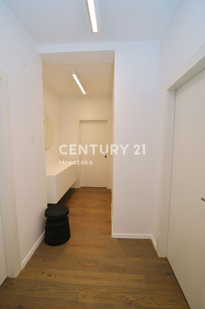 OPATIJA, LOVRAN, APPARTAMENTO SU TRE PIANI CON VISTA MARE E DUE TERRAZZE, A 100 M DALLA SPIAGGIA E 800 M DAL CENTRO STORICO DELLA CITTÀ