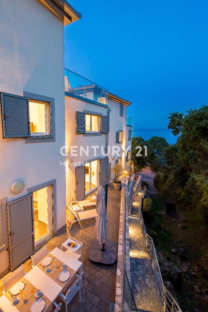 OPATIJA, LOVRAN, APPARTAMENTO SU TRE PIANI CON VISTA MARE E DUE TERRAZZE, A 100 M DALLA SPIAGGIA E 800 M DAL CENTRO STORICO DELLA CITTÀ