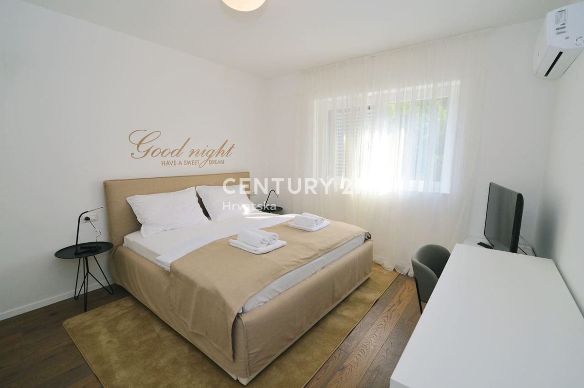 OPATIJA, LOVRAN, APPARTAMENTO SU TRE PIANI CON VISTA MARE E DUE TERRAZZE, A 100 M DALLA SPIAGGIA E 800 M DAL CENTRO STORICO DELLA CITTÀ