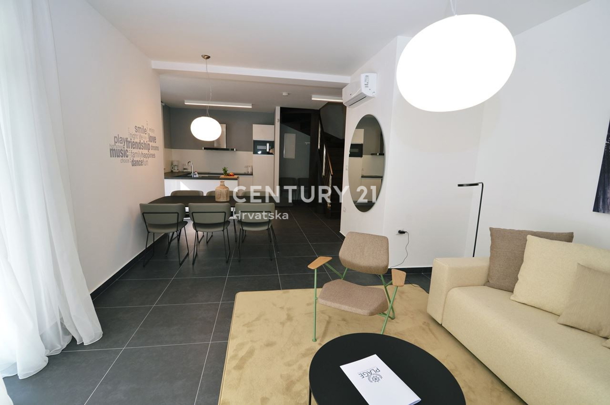 OPATIJA, LOVRAN, APPARTAMENTO SU TRE PIANI CON VISTA MARE E DUE TERRAZZE, A 100 M DALLA SPIAGGIA E 800 M DAL CENTRO STORICO DELLA CITTÀ