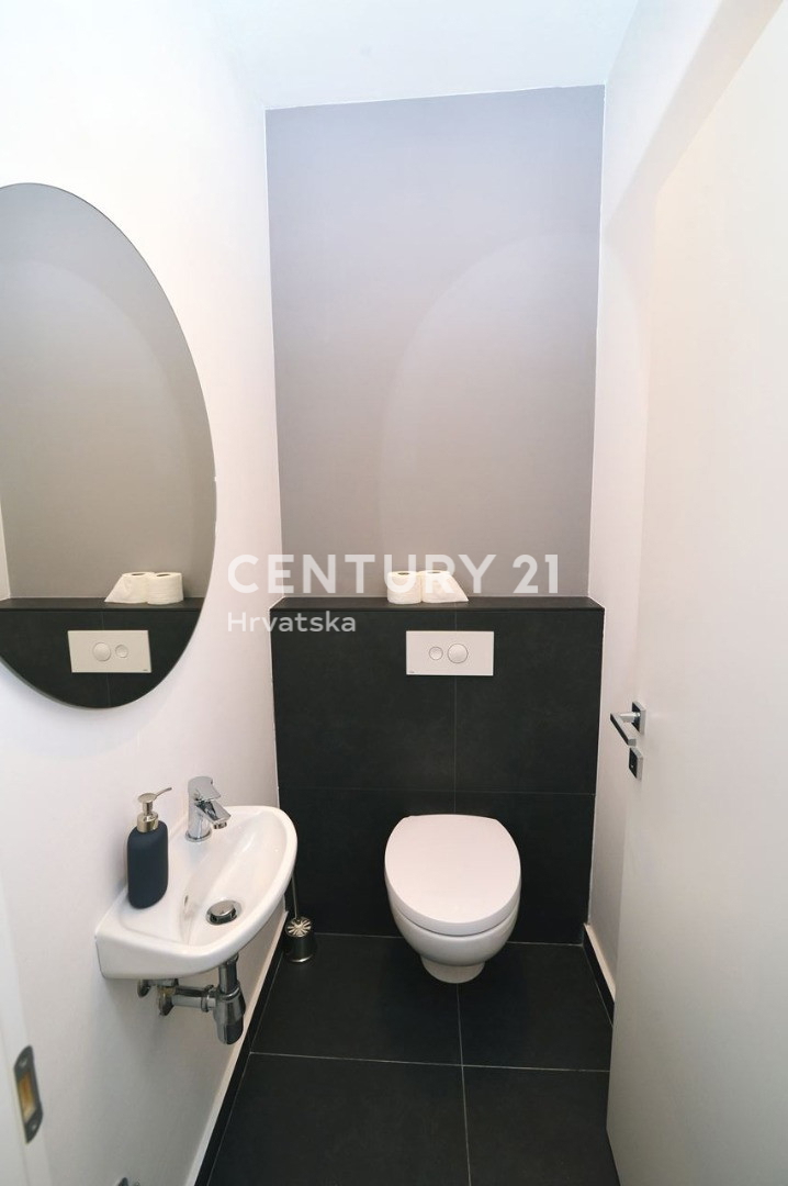 OPATIJA, LOVRAN, APPARTAMENTO SU TRE PIANI CON VISTA MARE E DUE TERRAZZE, A 100 M DALLA SPIAGGIA E 800 M DAL CENTRO STORICO DELLA CITTÀ