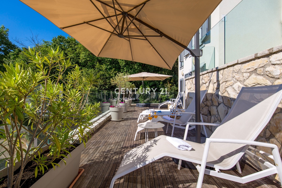 OPATIJA, LOVRAN, APPARTAMENTO SU TRE PIANI CON VISTA MARE E DUE TERRAZZE, A 100 M DALLA SPIAGGIA E 800 M DAL CENTRO STORICO DELLA CITTÀ