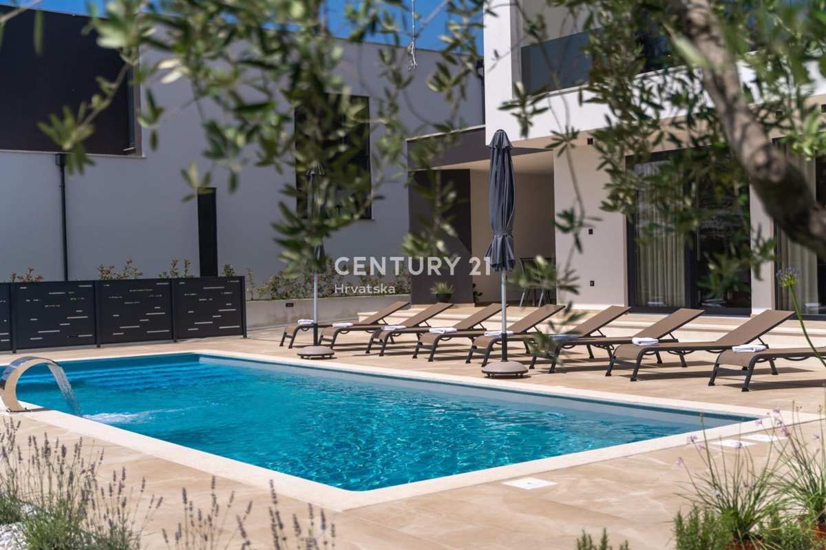 VABRIGA, SPLENDIDA VILLA DI LUSSO CON PISCINA IN OTTIMA POSIZIONE