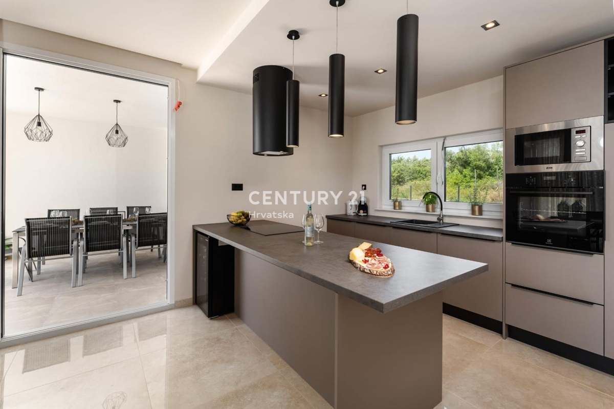 VABRIGA, SPLENDIDA VILLA DI LUSSO CON PISCINA IN OTTIMA POSIZIONE