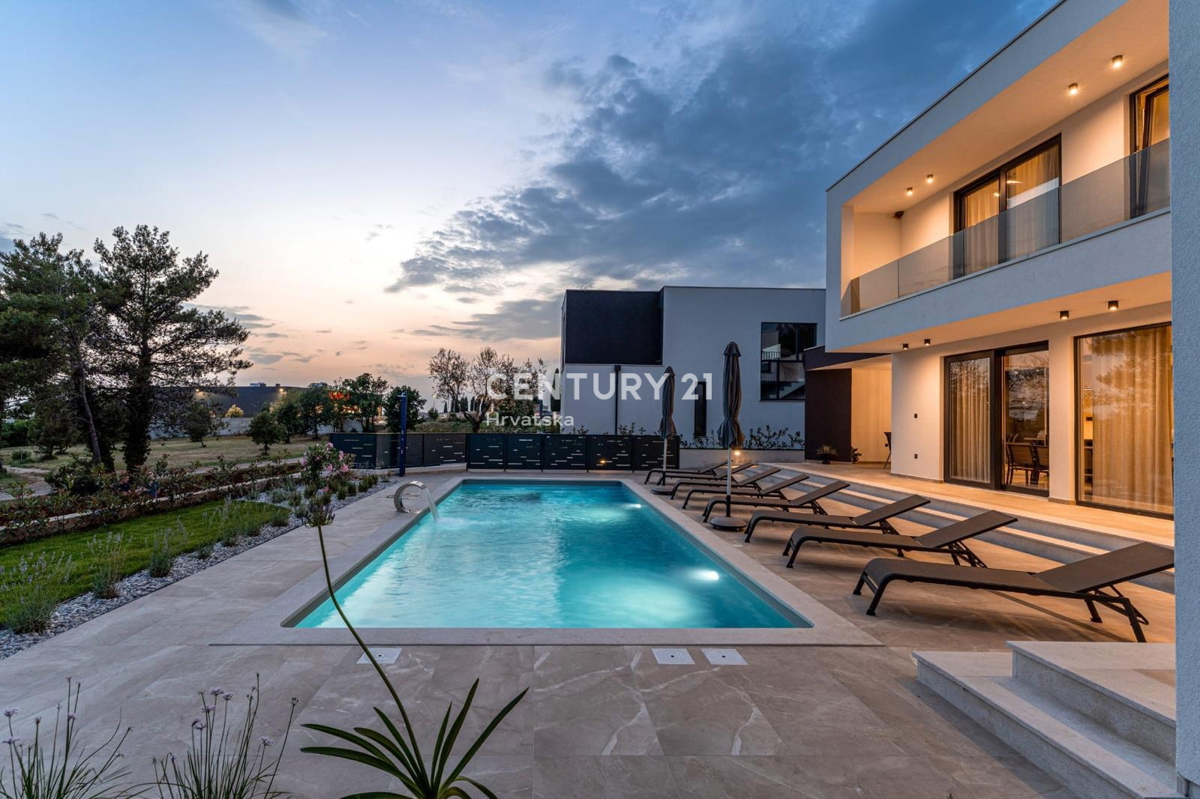 VABRIGA, SPLENDIDA VILLA DI LUSSO CON PISCINA IN OTTIMA POSIZIONE