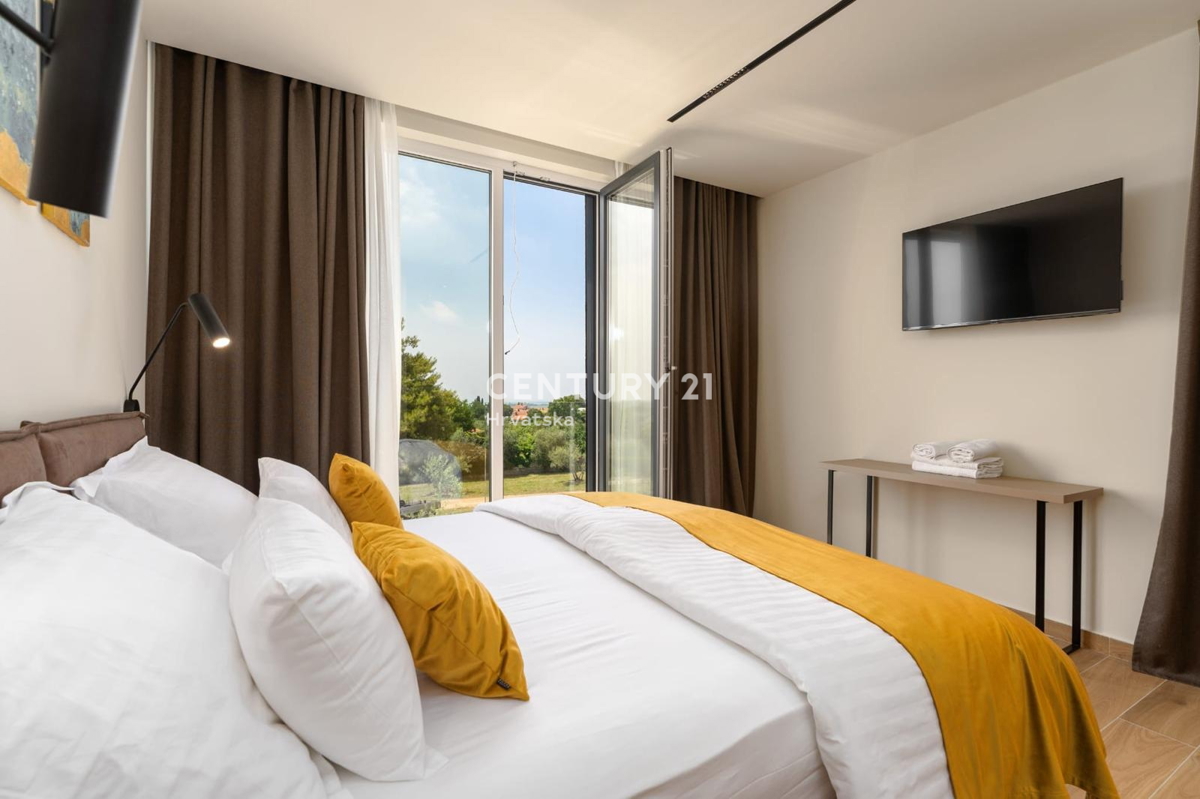 VABRIGA, SPLENDIDA VILLA DI LUSSO CON PISCINA IN OTTIMA POSIZIONE