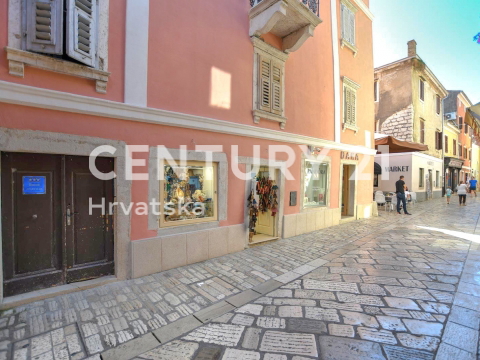 POREČ, SPLENDIDO APPARTAMENTO NEL CENTRO DELLA CITTÀ