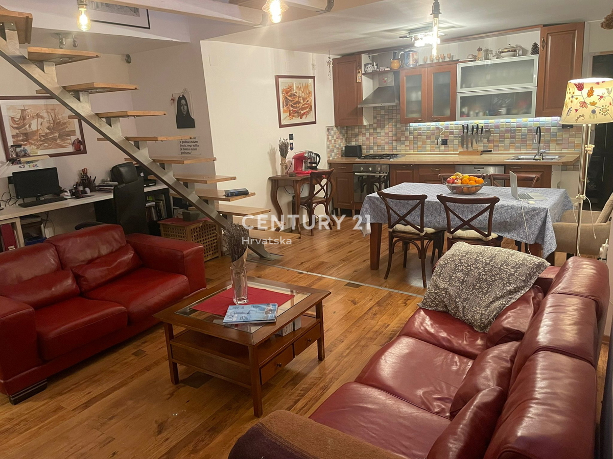 CRES, IN VENDITA IMMOBILE AD USO RISTORAZIONE E RESIDENZIALE, VILLA VENEZIANA NEL CENTRO