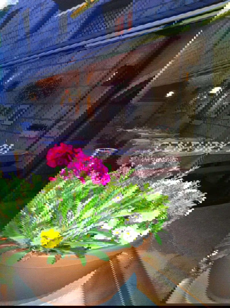 CRES, IN VENDITA IMMOBILE AD USO RISTORAZIONE E RESIDENZIALE, VILLA VENEZIANA NEL CENTRO