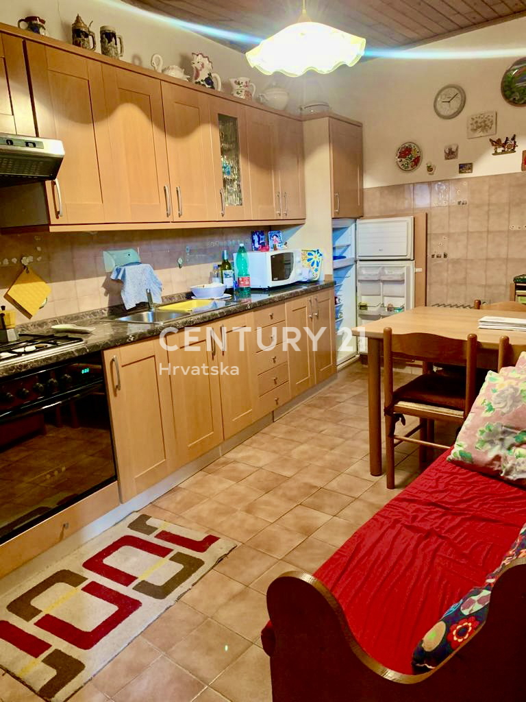 BALE, CASA IN PIETRA A SCHIERA CON MOLTO POTENZIALE