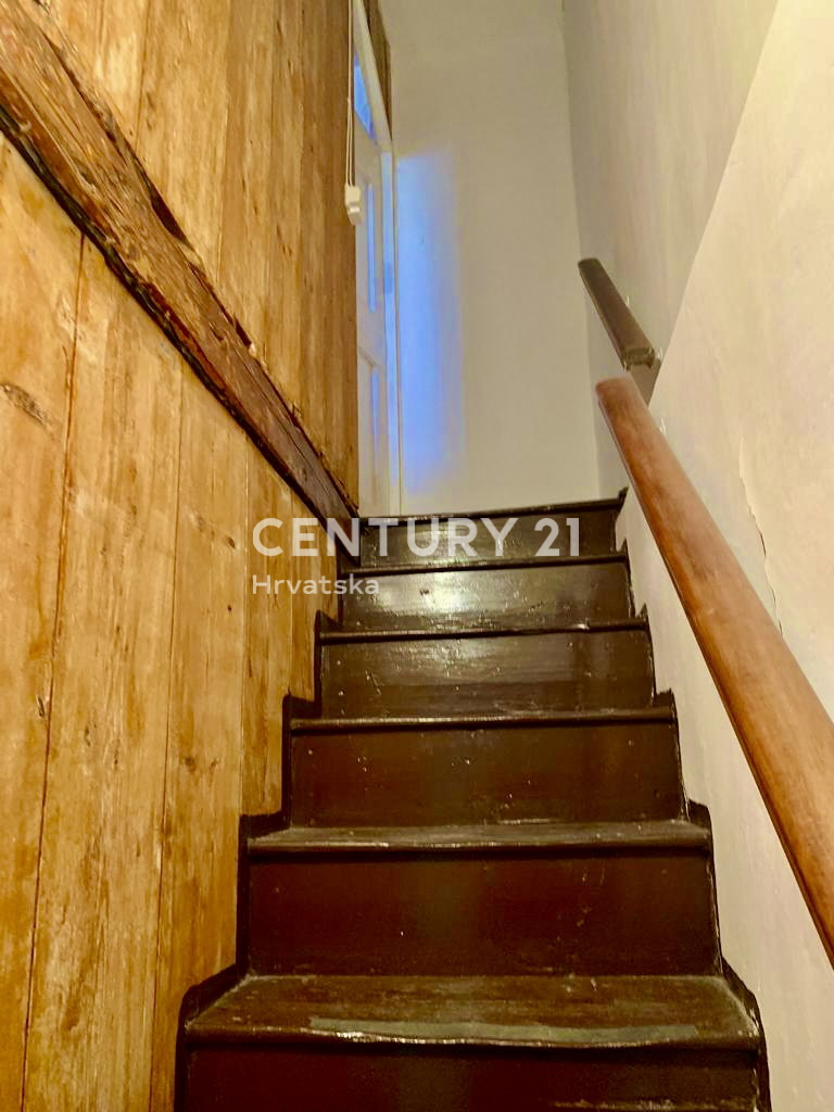 BALE, CASA IN PIETRA A SCHIERA CON MOLTO POTENZIALE