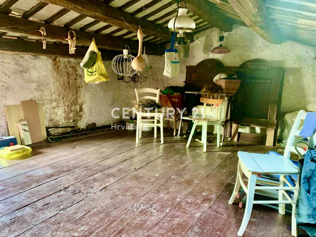 BALE, CASA IN PIETRA A SCHIERA CON MOLTO POTENZIALE