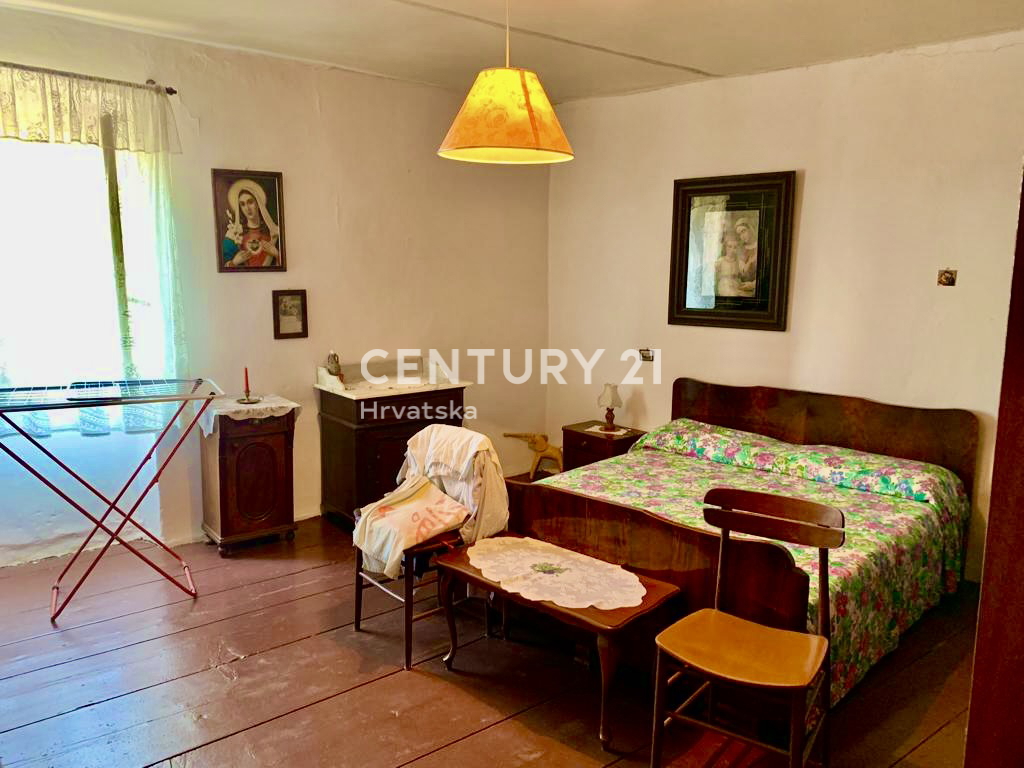 BALE, CASA IN PIETRA A SCHIERA CON MOLTO POTENZIALE