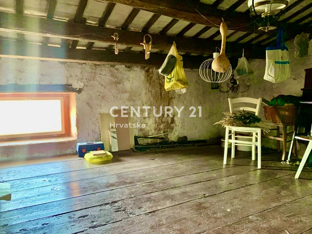 BALE, CASA IN PIETRA A SCHIERA CON MOLTO POTENZIALE