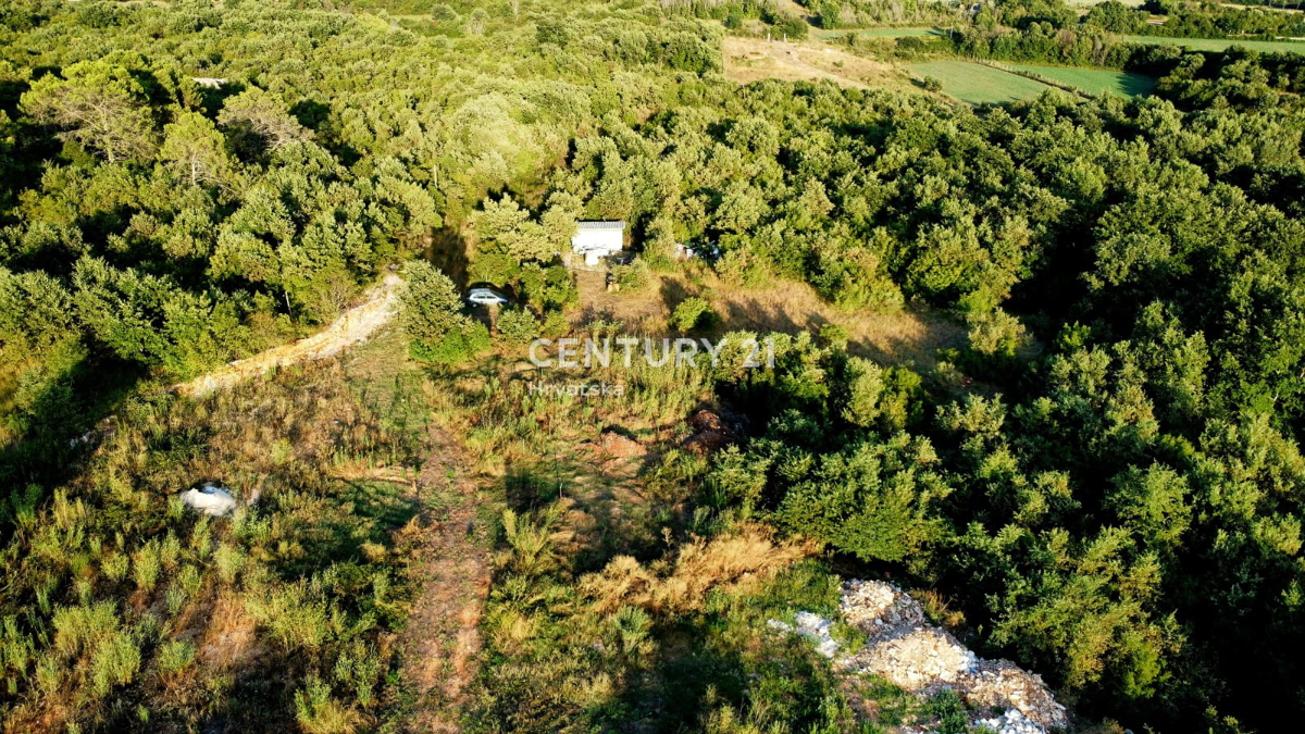 VODNJAN, TERRENO EDIFICABILE ISOLATO CON PERMESSO DI COSTRUIRE