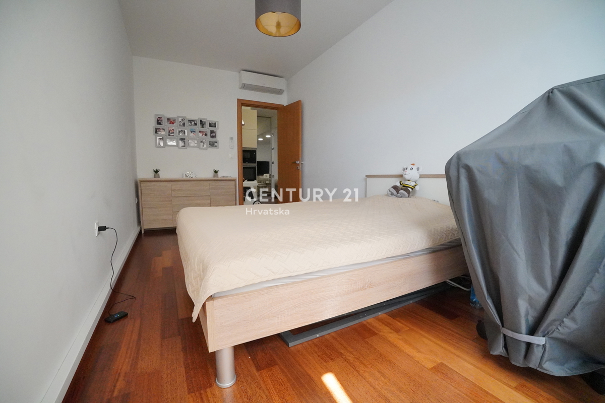 POREČ, IN VENDITA APPARTAMENTO TRILOCALE, PIANO TERRA CON GIARDINO A SOLI 600 M DAL MARE