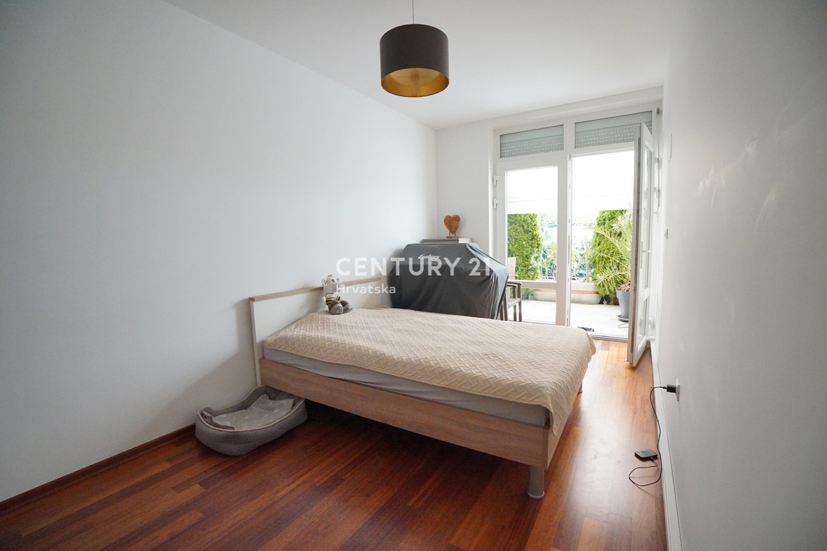 POREČ, IN VENDITA APPARTAMENTO TRILOCALE, PIANO TERRA CON GIARDINO A SOLI 600 M DAL MARE