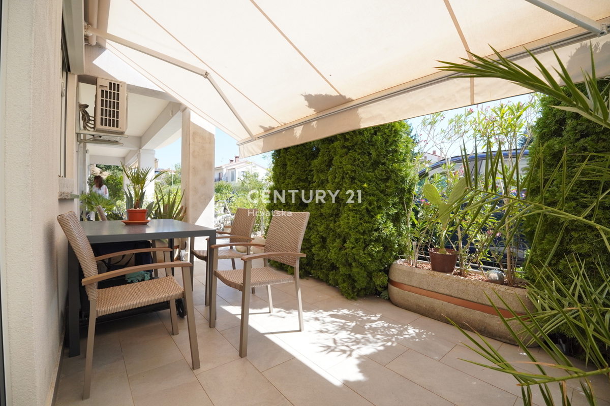 POREČ, IN VENDITA APPARTAMENTO TRILOCALE, PIANO TERRA CON GIARDINO A SOLI 600 M DAL MARE