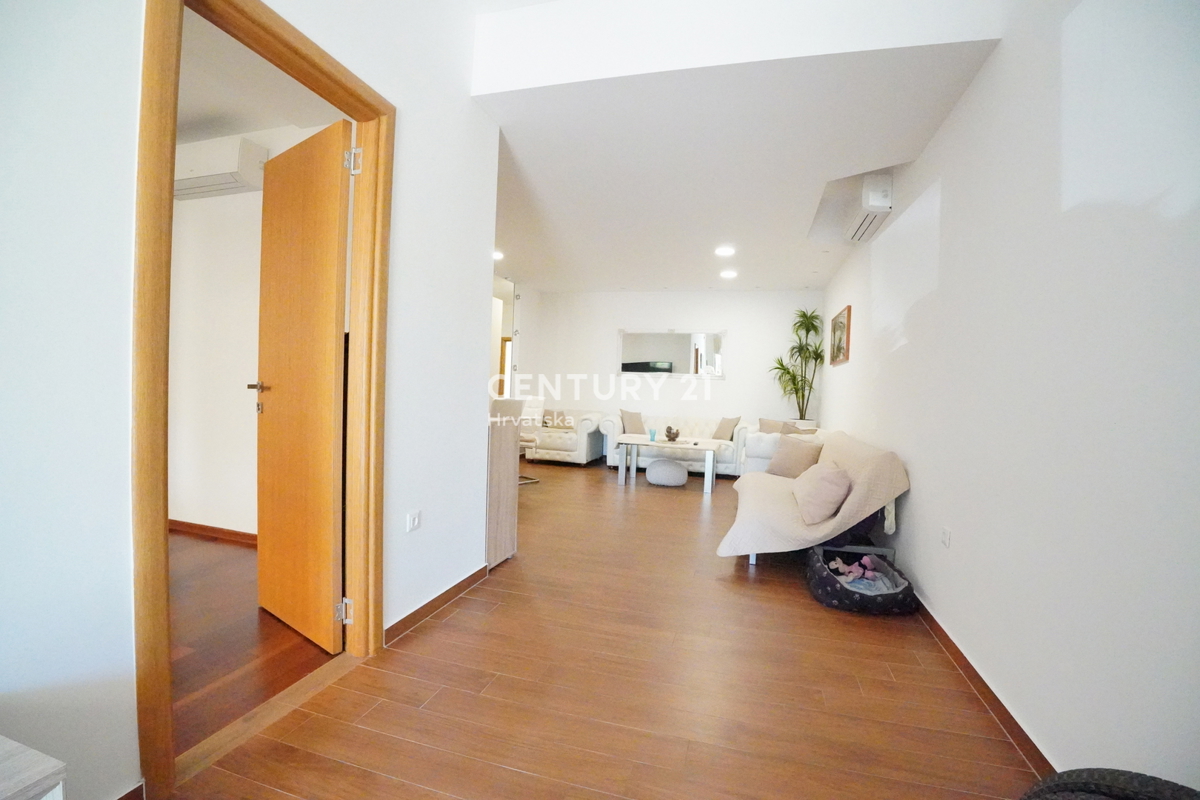 POREČ, IN VENDITA APPARTAMENTO TRILOCALE, PIANO TERRA CON GIARDINO A SOLI 600 M DAL MARE