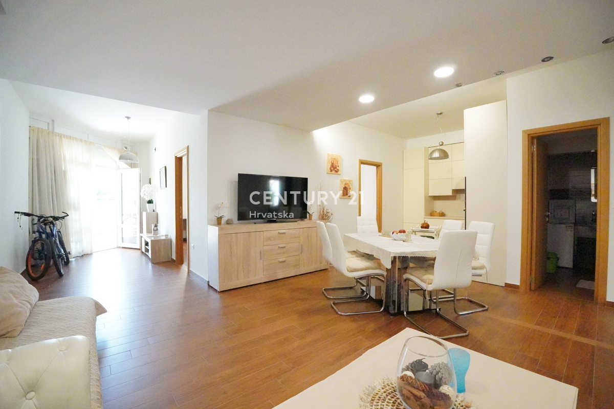 POREČ, IN VENDITA APPARTAMENTO TRILOCALE, PIANO TERRA CON GIARDINO A SOLI 600 M DAL MARE