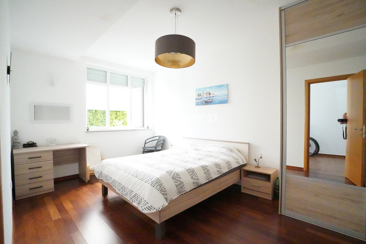 POREČ, IN VENDITA APPARTAMENTO TRILOCALE, PIANO TERRA CON GIARDINO A SOLI 600 M DAL MARE