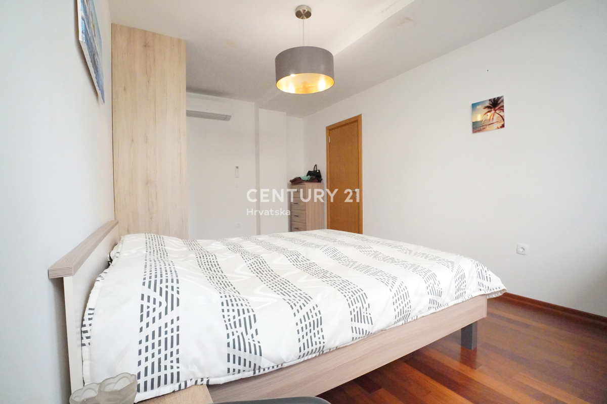 POREČ, IN VENDITA APPARTAMENTO TRILOCALE, PIANO TERRA CON GIARDINO A SOLI 600 M DAL MARE