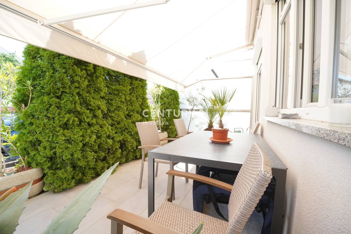 POREČ, IN VENDITA APPARTAMENTO TRILOCALE, PIANO TERRA CON GIARDINO A SOLI 600 M DAL MARE