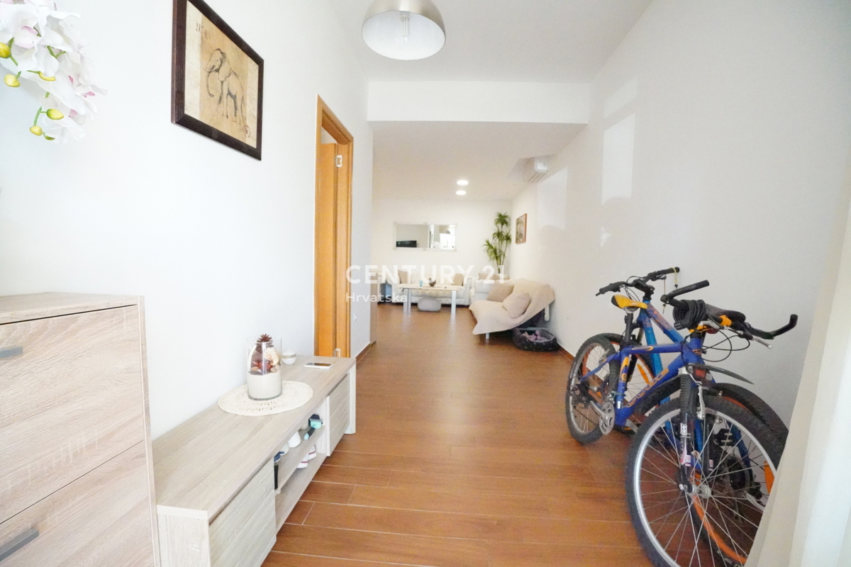 POREČ, IN VENDITA APPARTAMENTO TRILOCALE, PIANO TERRA CON GIARDINO A SOLI 600 M DAL MARE