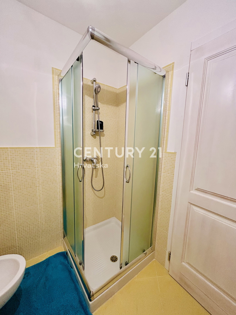 BRTONIGLA, ZONA RESIDENZIALE, APPARTAMENTO DUE LOCALI A SOLI 5 KM DAL MARE