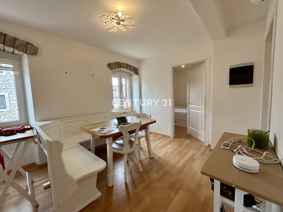 BRTONIGLA, ZONA RESIDENZIALE, APPARTAMENTO DUE LOCALI A SOLI 5 KM DAL MARE