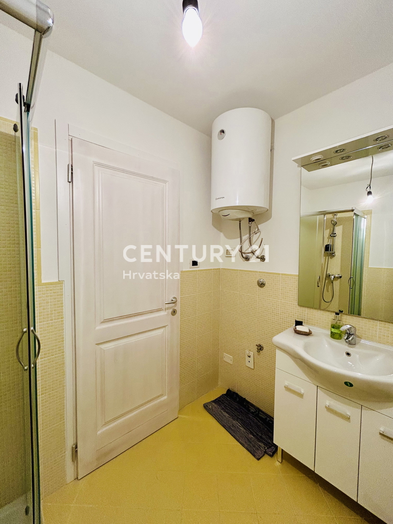 BRTONIGLA, ZONA RESIDENZIALE, APPARTAMENTO DUE LOCALI A SOLI 5 KM DAL MARE