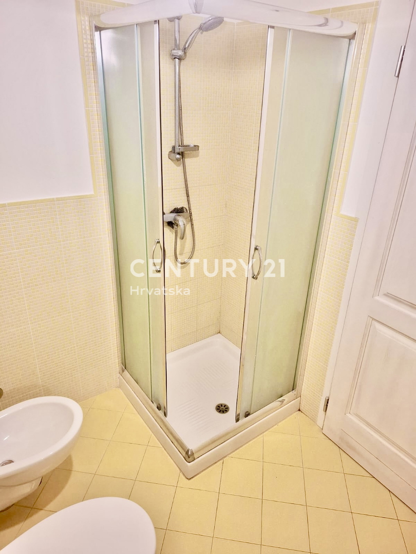 BRTONIGLA, ZONA RESIDENZIALE, APPARTAMENTO DUE LOCALI A SOLI 5 KM DAL MARE