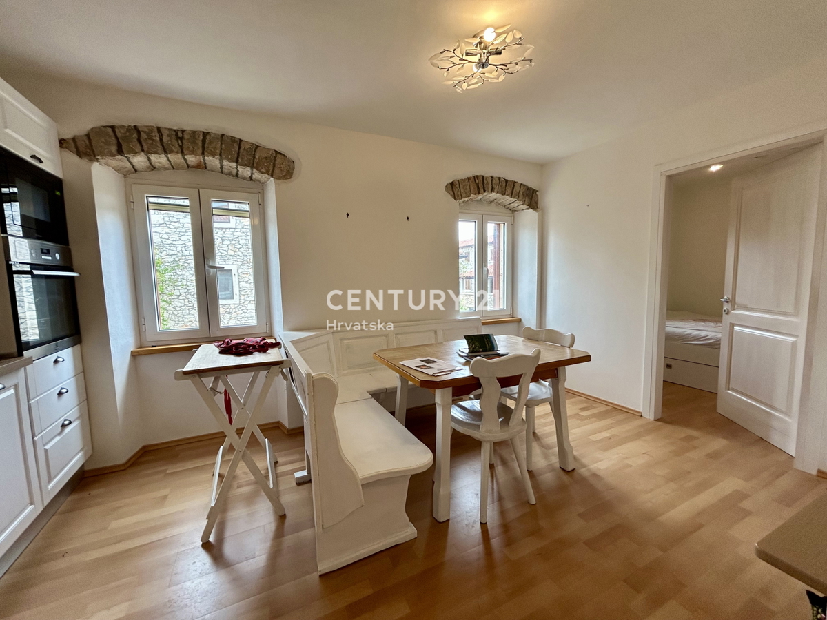 BRTONIGLA, ZONA RESIDENZIALE, APPARTAMENTO DUE LOCALI A SOLI 5 KM DAL MARE