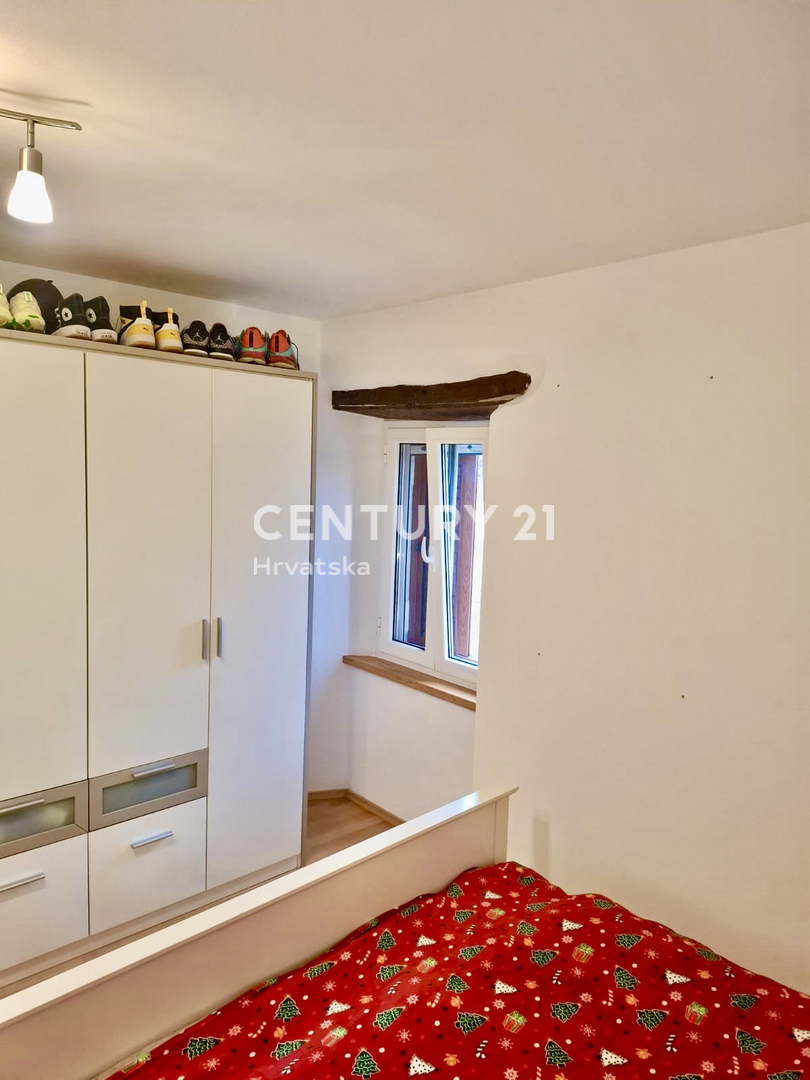 BRTONIGLA, ZONA RESIDENZIALE, APPARTAMENTO DUE LOCALI A SOLI 5 KM DAL MARE